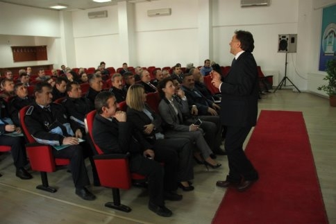 Akyazı Belediyesi Personeline İş Yaşamında Profesyonel Davranış ve Kurum Kültürü Konferansı